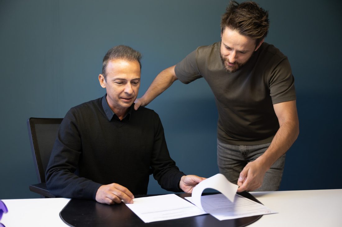 Deux collaborateurs de Capitole Gestion examinent ensemble un dossier client